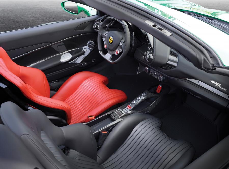 Интерьер Ferrari 488 Spider The Green Jewel 2017 года  (фото 6 из 7)